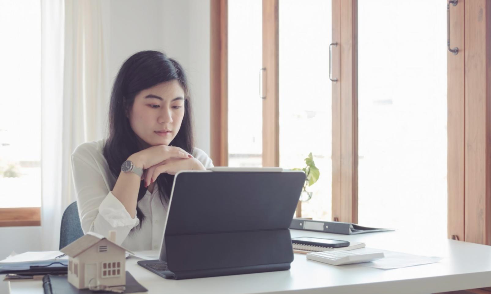 Session de formation en budgétisation avec participants travaillant sur des études de cas pratiques