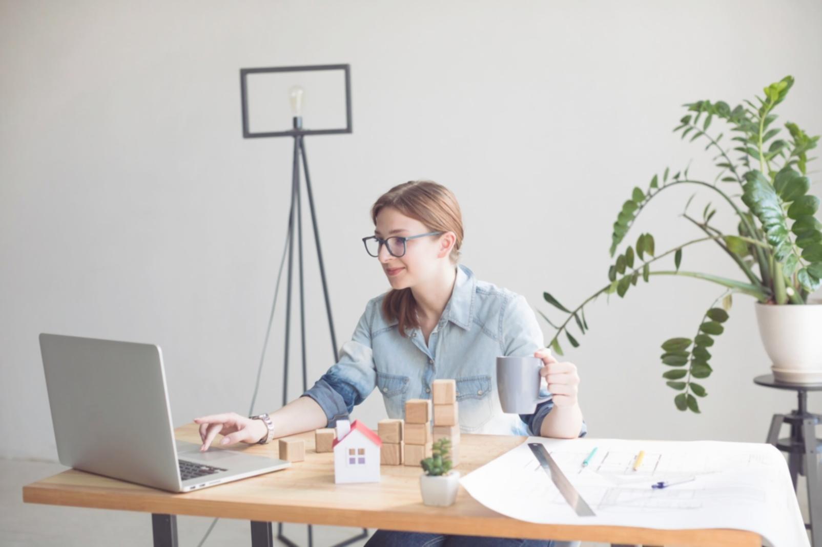 Session de formation pratique avec participants travaillant sur des budgets réels