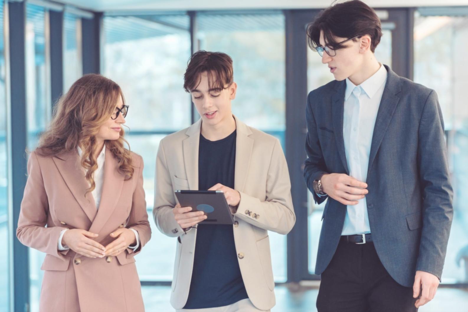 Équipe analysant des documents financiers lors d'une session de formation